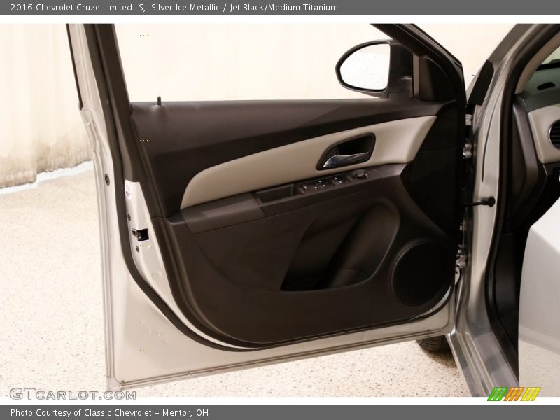 Silver Ice Metallic / Jet Black/Medium Titanium 2016 Chevrolet Cruze Limited LS