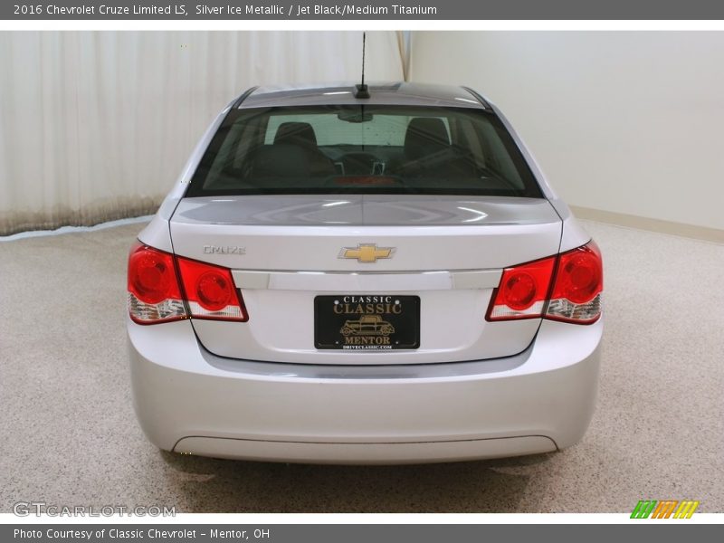 Silver Ice Metallic / Jet Black/Medium Titanium 2016 Chevrolet Cruze Limited LS
