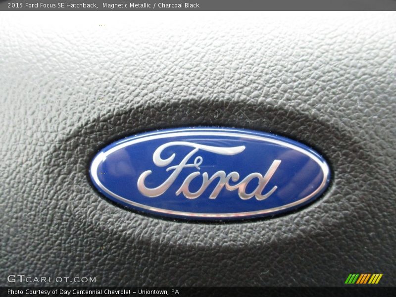 Magnetic Metallic / Charcoal Black 2015 Ford Focus SE Hatchback