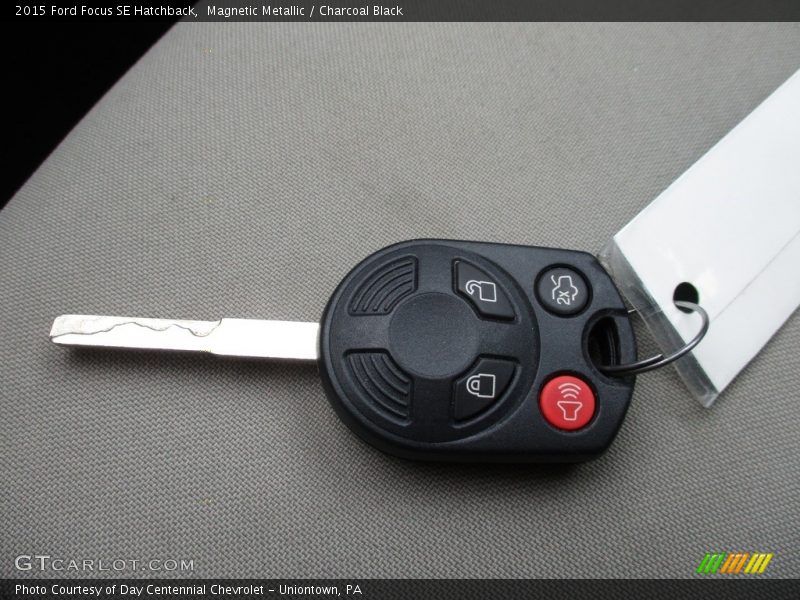 Magnetic Metallic / Charcoal Black 2015 Ford Focus SE Hatchback