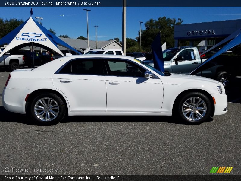 Bright White / Black/Linen 2018 Chrysler 300 Touring