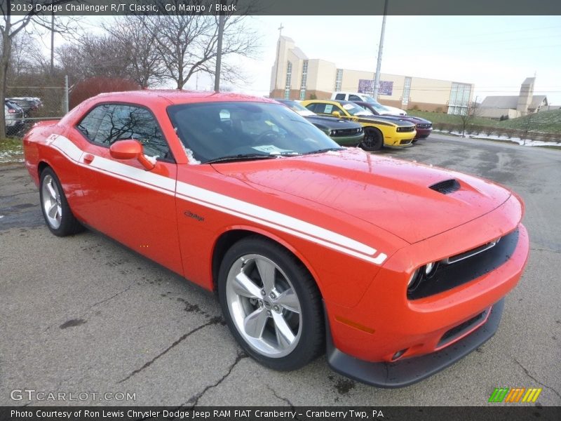 Front 3/4 View of 2019 Challenger R/T Classic