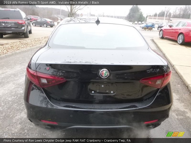 Vulcano Black Metallic / Black 2019 Alfa Romeo Giulia Ti Sport AWD