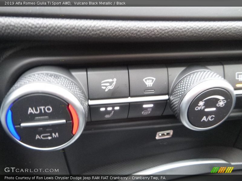 Vulcano Black Metallic / Black 2019 Alfa Romeo Giulia Ti Sport AWD