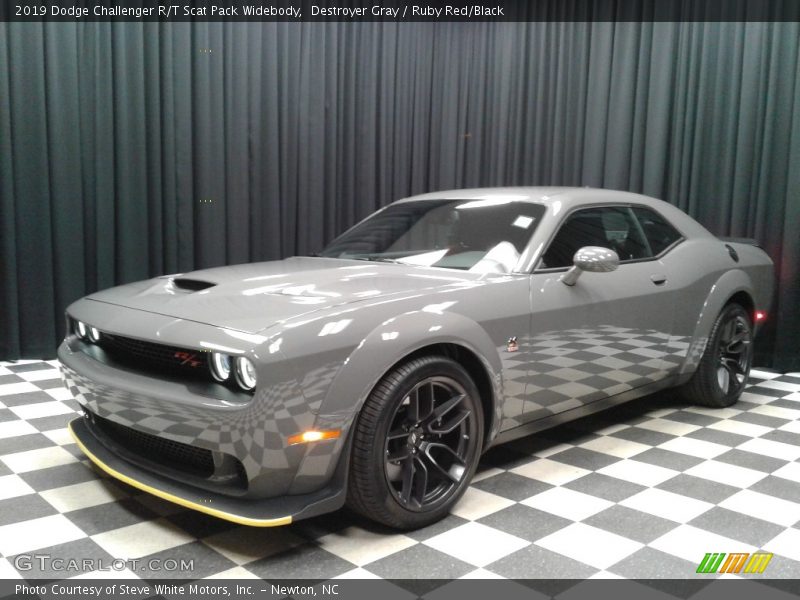 Front 3/4 View of 2019 Challenger R/T Scat Pack Widebody