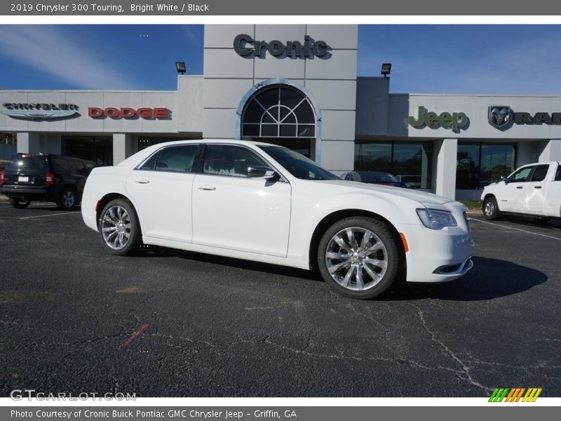 Bright White / Black 2019 Chrysler 300 Touring