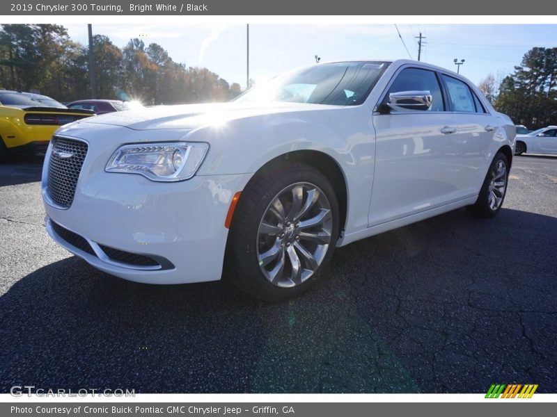 Bright White / Black 2019 Chrysler 300 Touring