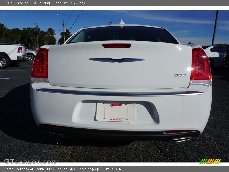 Bright White / Black 2019 Chrysler 300 Touring