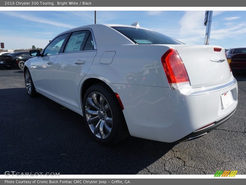 Bright White / Black 2019 Chrysler 300 Touring