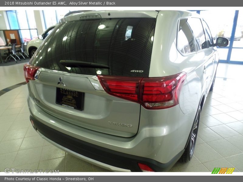 Alloy Silver Metallic / Black 2018 Mitsubishi Outlander ES AWC