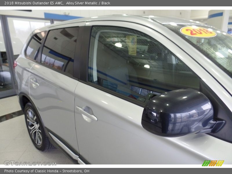 Alloy Silver Metallic / Black 2018 Mitsubishi Outlander ES AWC