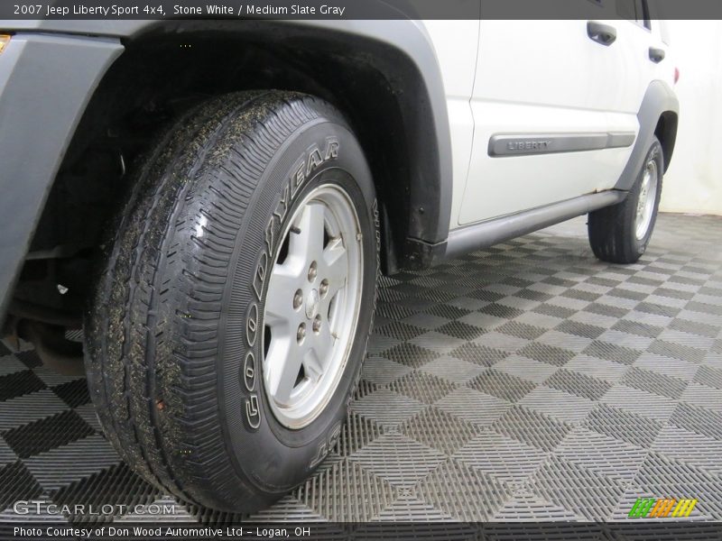Stone White / Medium Slate Gray 2007 Jeep Liberty Sport 4x4