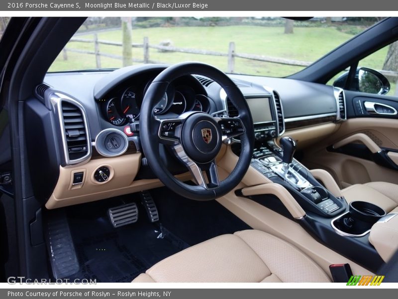 Front Seat of 2016 Cayenne S