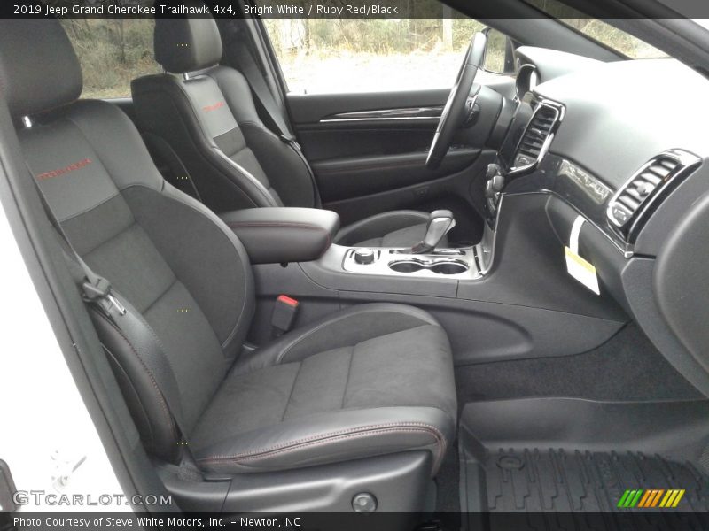 Front Seat of 2019 Grand Cherokee Trailhawk 4x4