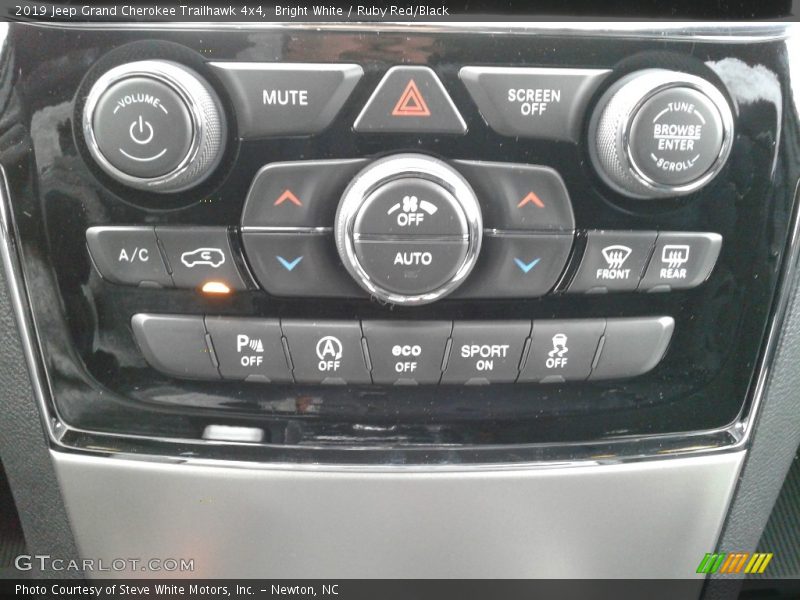 Controls of 2019 Grand Cherokee Trailhawk 4x4