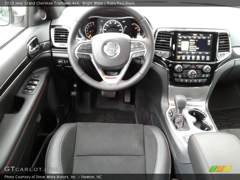 Dashboard of 2019 Grand Cherokee Trailhawk 4x4