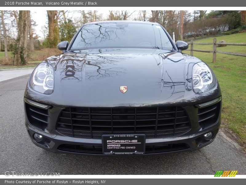 Volcano Grey Metallic / Black 2018 Porsche Macan