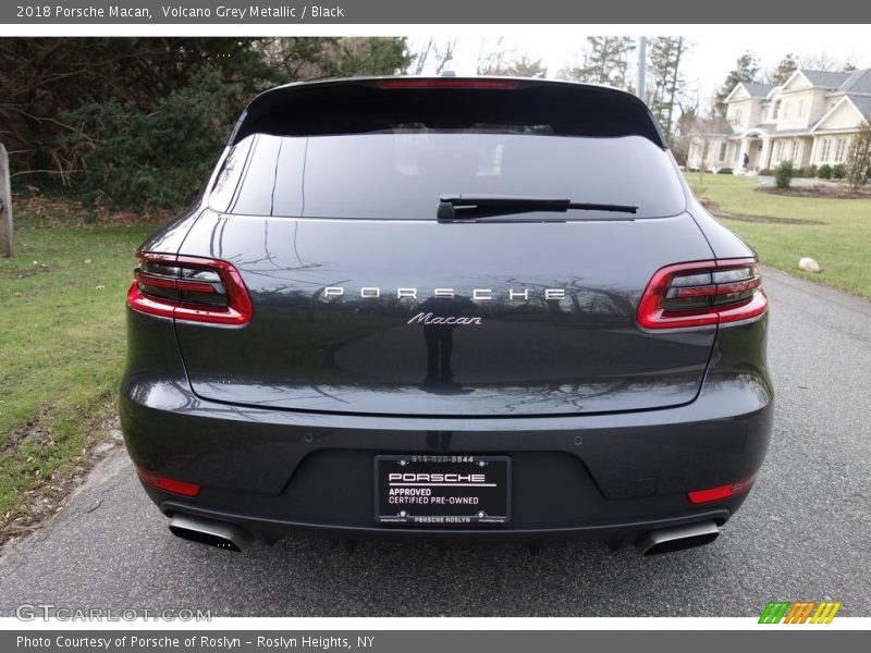 Volcano Grey Metallic / Black 2018 Porsche Macan