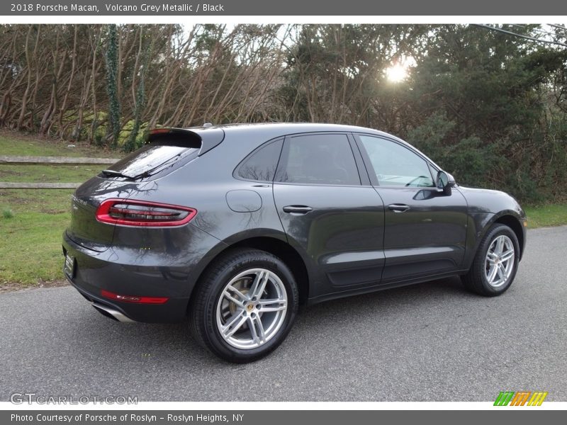 Volcano Grey Metallic / Black 2018 Porsche Macan