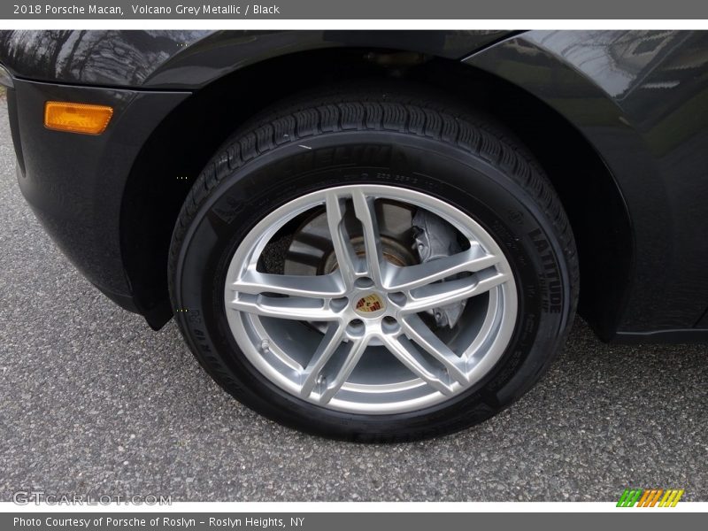 Volcano Grey Metallic / Black 2018 Porsche Macan