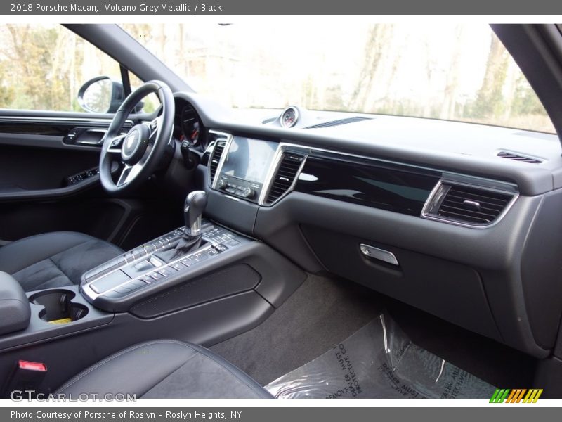 Volcano Grey Metallic / Black 2018 Porsche Macan