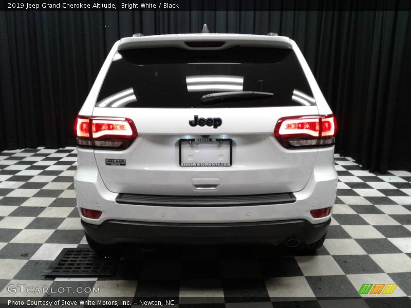 Bright White / Black 2019 Jeep Grand Cherokee Altitude