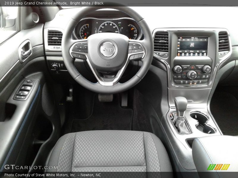 Bright White / Black 2019 Jeep Grand Cherokee Altitude