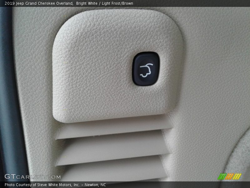 Bright White / Light Frost/Brown 2019 Jeep Grand Cherokee Overland