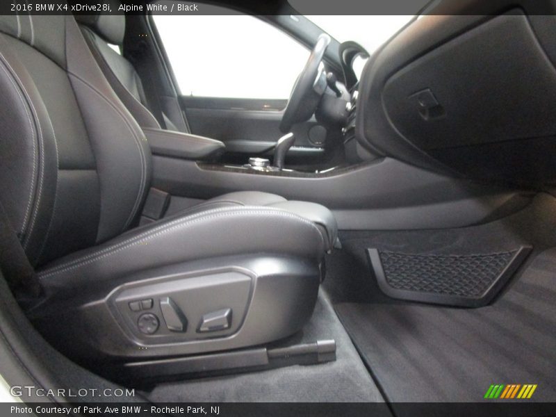 Alpine White / Black 2016 BMW X4 xDrive28i