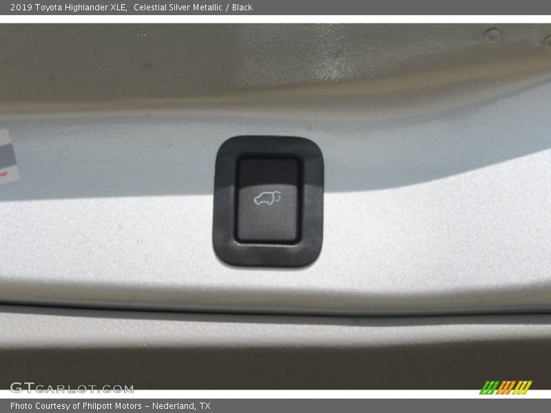 Celestial Silver Metallic / Black 2019 Toyota Highlander XLE
