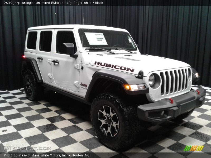 Front 3/4 View of 2019 Wrangler Unlimited Rubicon 4x4