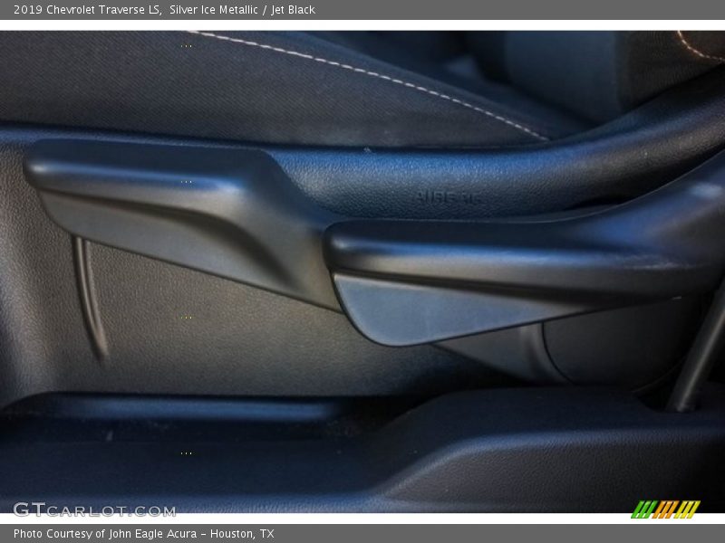 Silver Ice Metallic / Jet Black 2019 Chevrolet Traverse LS