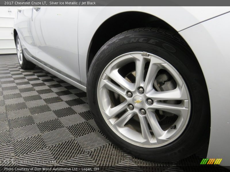 Silver Ice Metallic / Jet Black 2017 Chevrolet Cruze LT