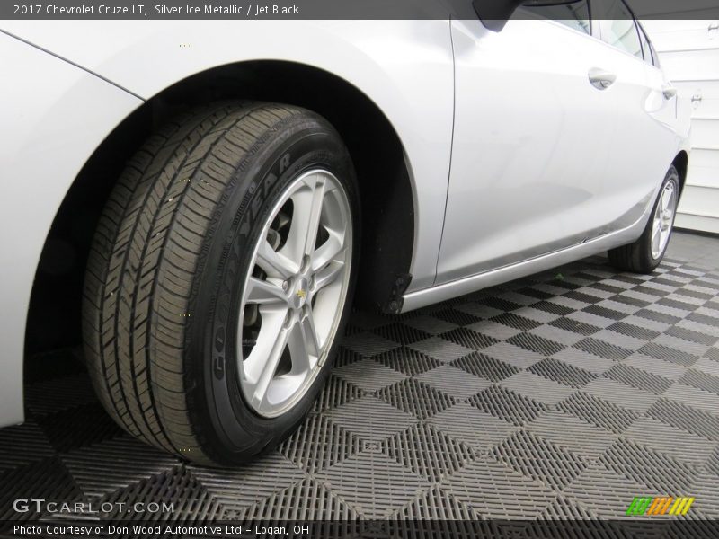 Silver Ice Metallic / Jet Black 2017 Chevrolet Cruze LT