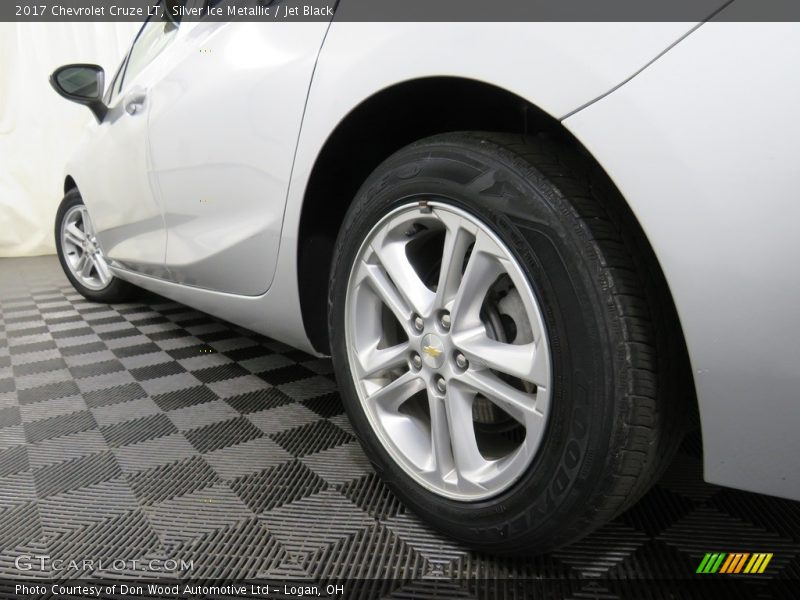 Silver Ice Metallic / Jet Black 2017 Chevrolet Cruze LT