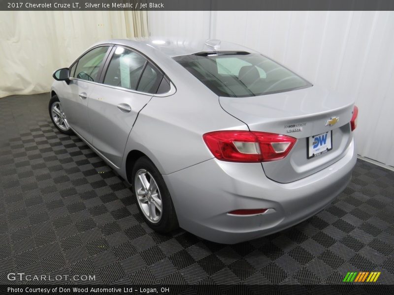 Silver Ice Metallic / Jet Black 2017 Chevrolet Cruze LT