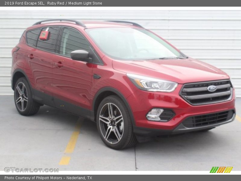 Front 3/4 View of 2019 Escape SEL