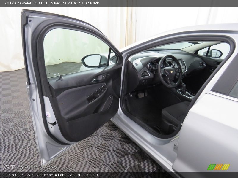Silver Ice Metallic / Jet Black 2017 Chevrolet Cruze LT