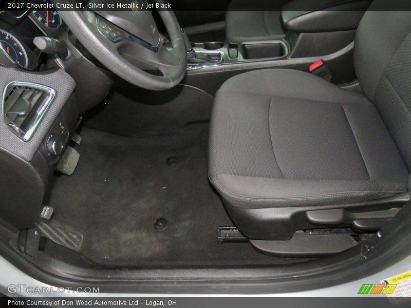 Silver Ice Metallic / Jet Black 2017 Chevrolet Cruze LT