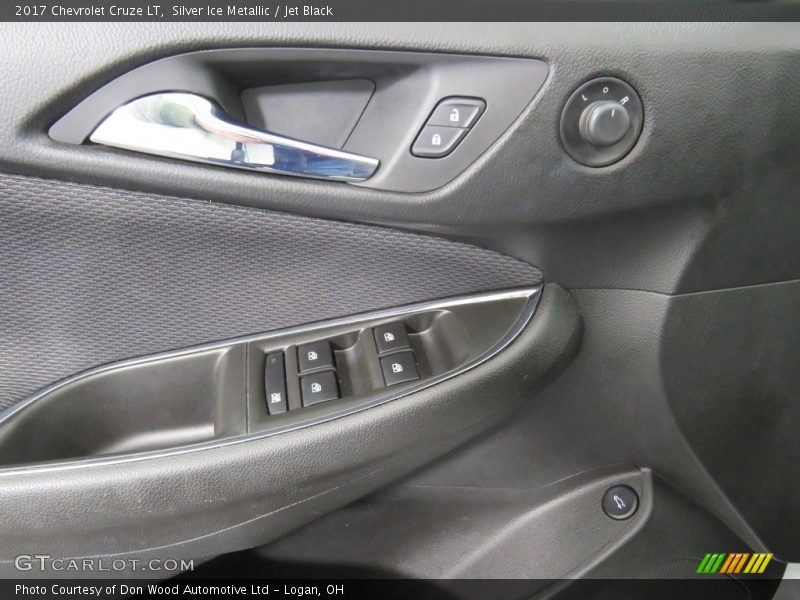 Silver Ice Metallic / Jet Black 2017 Chevrolet Cruze LT