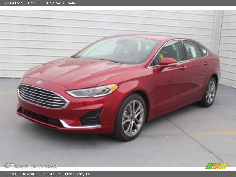 Front 3/4 View of 2019 Fusion SEL
