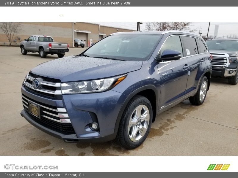 Front 3/4 View of 2019 Highlander Hybrid Limited AWD