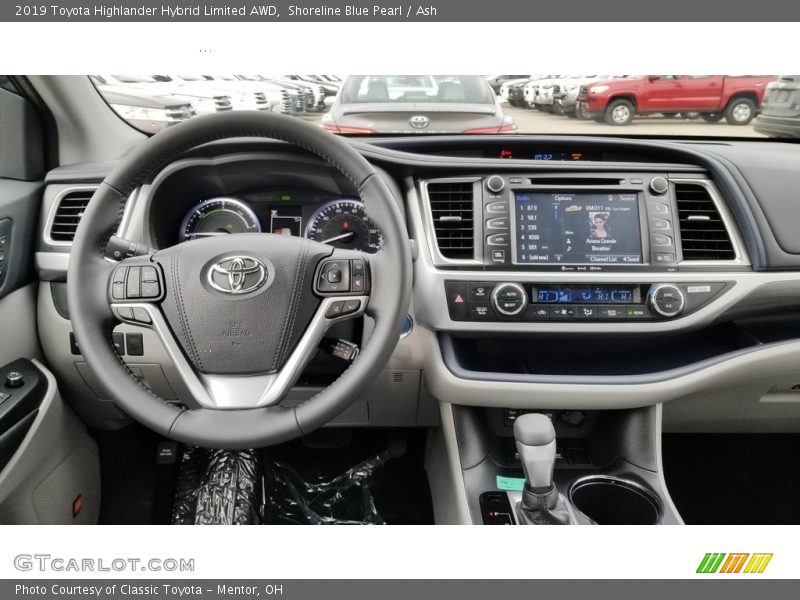 Dashboard of 2019 Highlander Hybrid Limited AWD