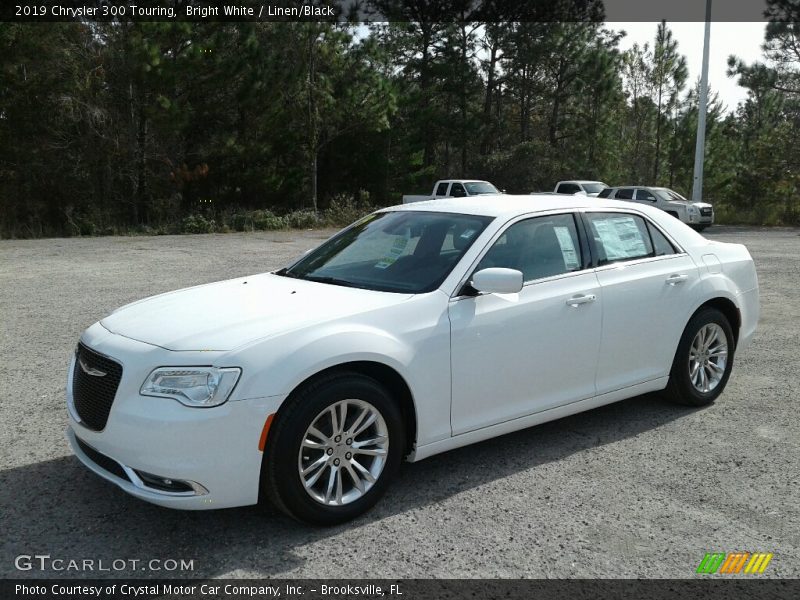 Front 3/4 View of 2019 300 Touring