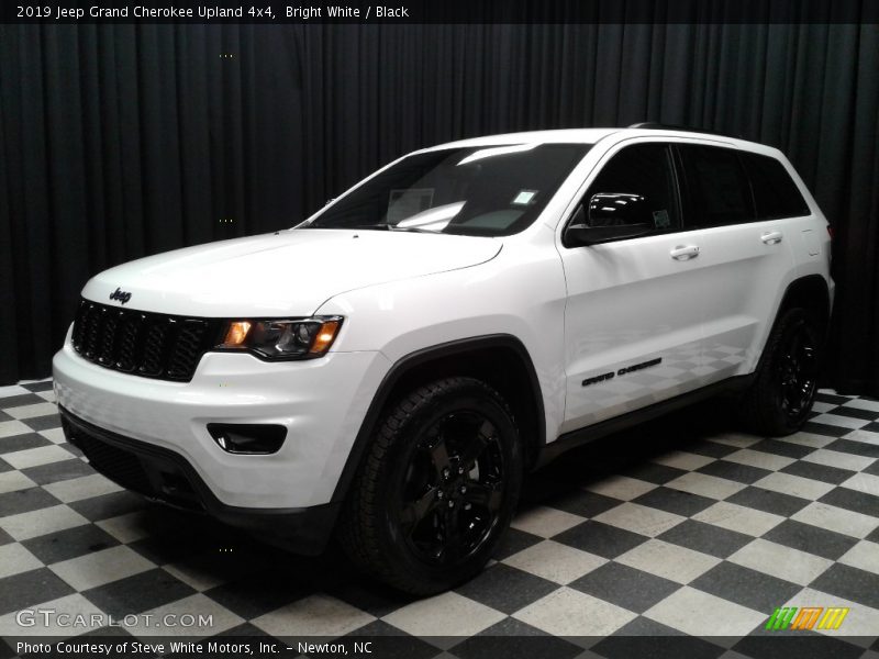 Bright White / Black 2019 Jeep Grand Cherokee Upland 4x4