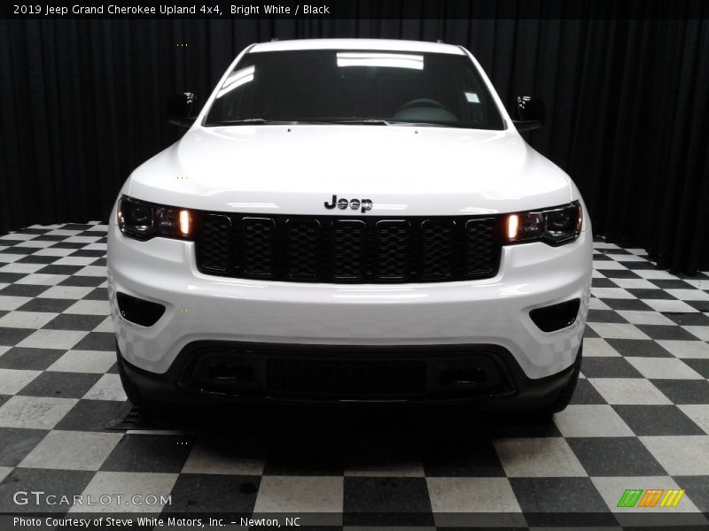 Bright White / Black 2019 Jeep Grand Cherokee Upland 4x4