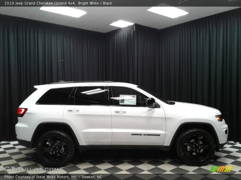 Bright White / Black 2019 Jeep Grand Cherokee Upland 4x4