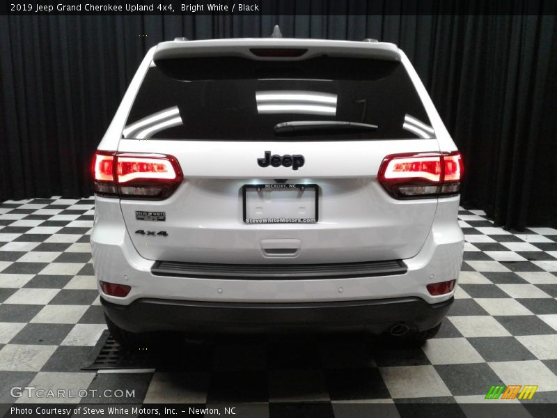 Bright White / Black 2019 Jeep Grand Cherokee Upland 4x4