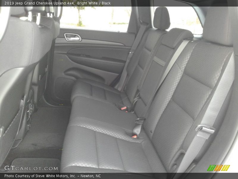 Bright White / Black 2019 Jeep Grand Cherokee Upland 4x4