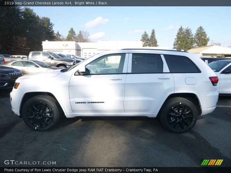Bright White / Black 2019 Jeep Grand Cherokee Laredo 4x4